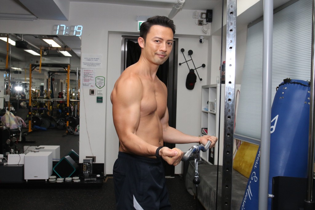 Ronny考埋健身教练牌。