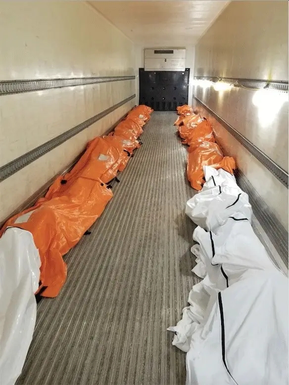 紐約有一名護士,拍下醫院門口一輛冷藏貨櫃車,裏面排列塞滿兩排的屍袋。(Twitter圖片)