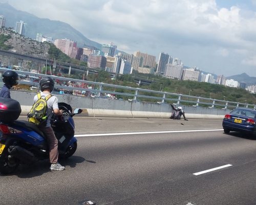 鐵騎士坐在路肩待援。網上圖片