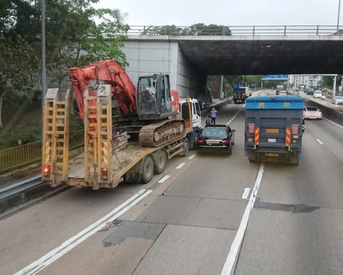 龍翔道貨車相撞私家車。Oscar li圖片