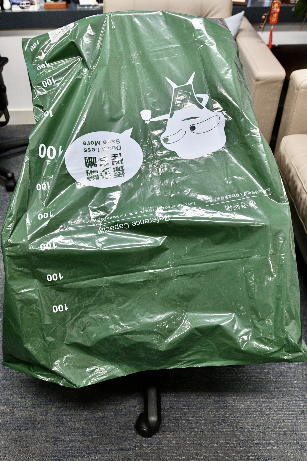 最大100公升的袋可以套入办公室的椅子。卢江球摄