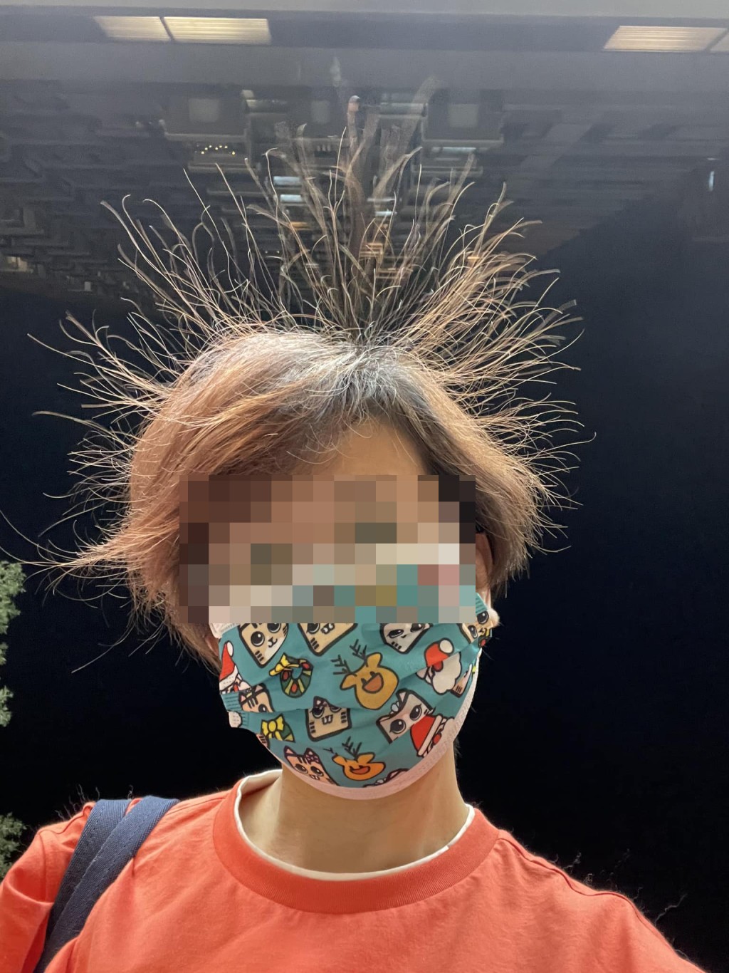 网民拍摄到在该「静电带」，头发竖起情况。