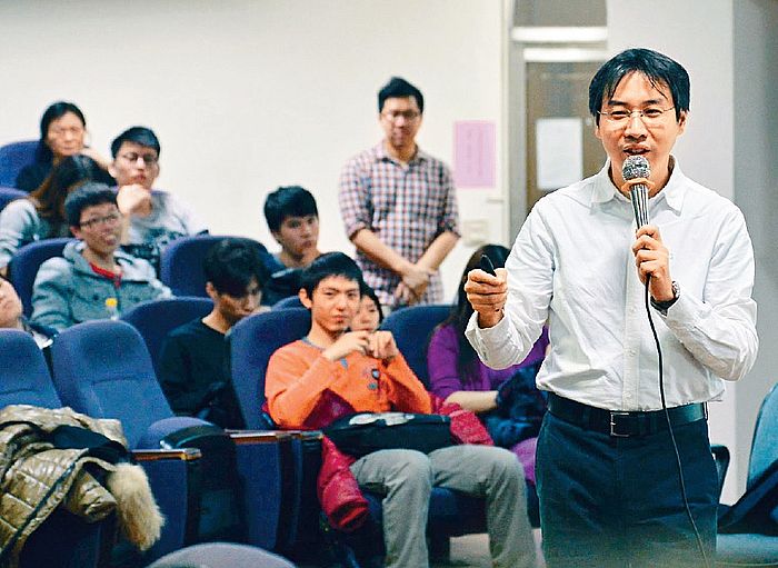 台灣作家徐國能,是葉秋弦在台師大其中一位老師。