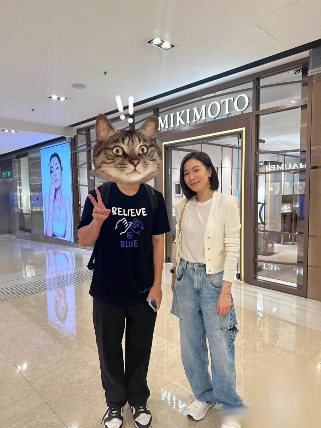 5月1日，有网民因睇唔到五月天演唱会而去Shopping，结果巧遇佘诗曼（右）仲成公索得合照。