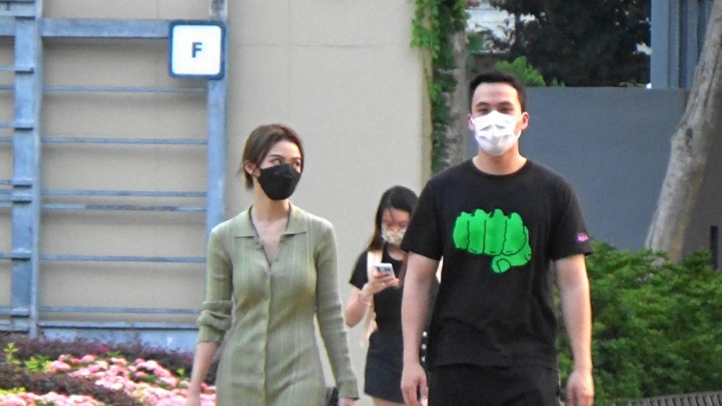 甫走進人少少的維園,Alice便開始甜絲絲望住猷啟。