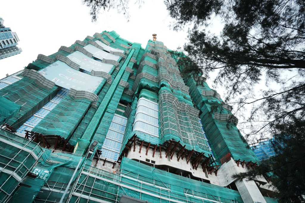 黃竹坑港島南岸滶晨II沽出2座40樓E室,面積453方呎,成交價1137.3萬,呎價約25106元。 黃竹坑港島南岸滶晨II沽出2座40樓E室,面積453方呎,成交價1137.3萬,呎價約25106元。