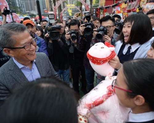 陳茂波到維園多個攤位參觀。