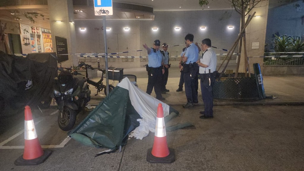 警方用帐蓬掩盖死者遗体。黎志伟摄 警方用帐蓬掩盖死者遗体。黎志伟摄