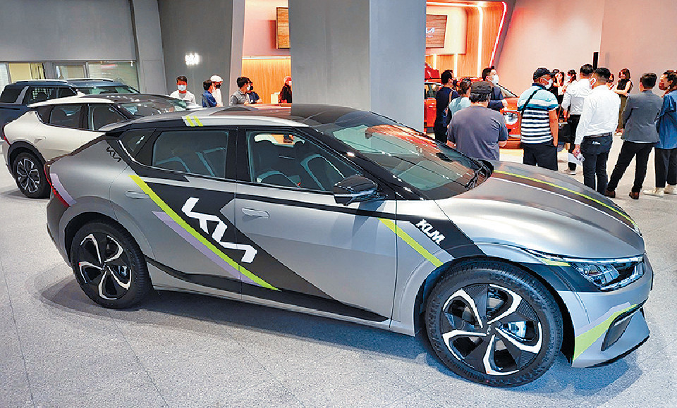 ■同場展出高性能版EV6 GT-Line雙馬達四驅版，「一換一」車價$548,800起。
