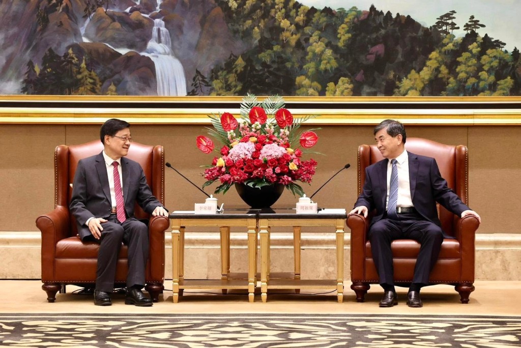 李家超(左)與福建省委書記周祖翼(右)會面,就深化閩港合作交流意見。 李家超(左)與福建省委書記周祖翼(右)會面,就深化閩港合作交流意見。