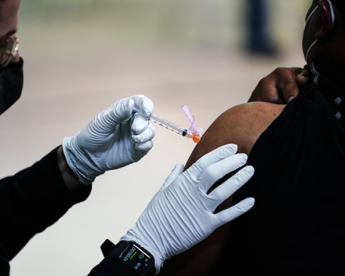 全美至今約有5600萬名成人完成接種疫苗。AP　　