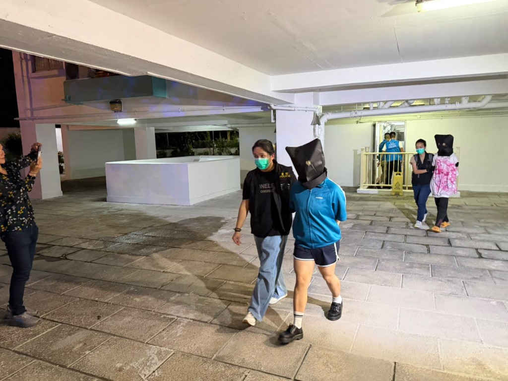 行動中,警方拘捕4名男女,其中一人為17歲咖啡師。曾志恒攝 行動中,警方拘捕4名男女,其中一人為17歲咖啡師。曾志恒攝