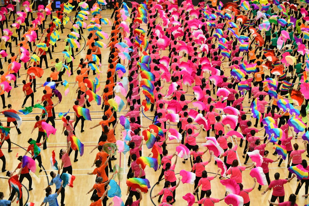 超过40个舞团排列成紫荆花图形，象徵香港回归26周年。卢江球摄