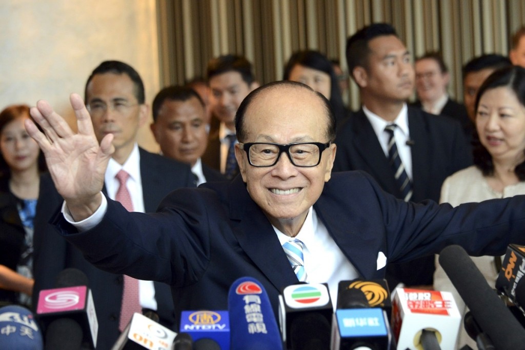 李嘉誠最近給商界好友和一些效力多年的老臣子,送上一份「小禮物」。資料圖片