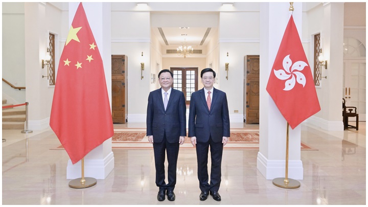 行政長官李家超(右)及廣東省省長王偉中(左)今日舉行粵港合作聯席會議。