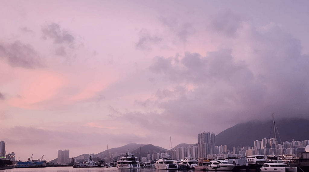 本港地區今日部分時間有陽光，局部地區有驟雨。黎志偉攝