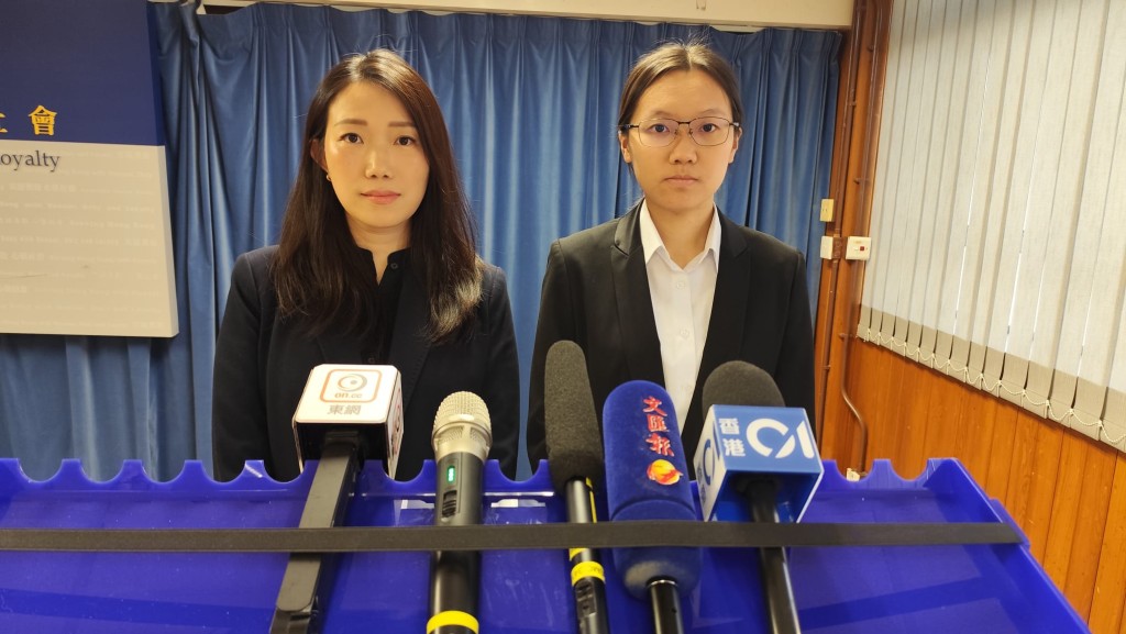油尖警區刑事調查隊總督察周欣嫺（左）及刑事調查隊第八隊督察黃琬婷（右）交代案情。