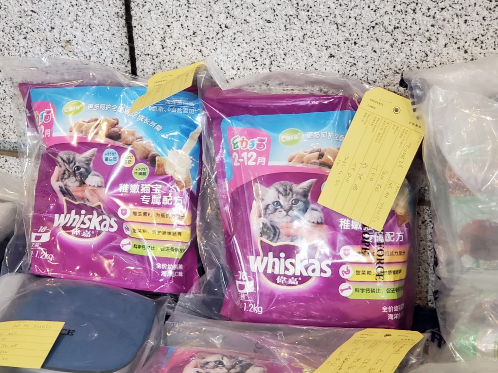 犯人用貓糧作掩飾。蔡楚輝攝