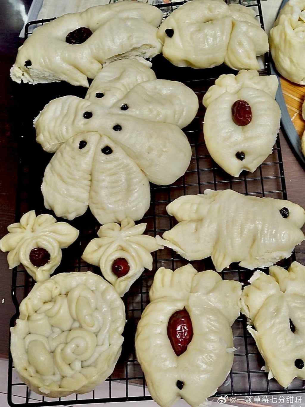 山東花餑餑造形千變，顏色艷麗，令網民讚嘆如藝術品。微博＠一顆草莓七分甜呀