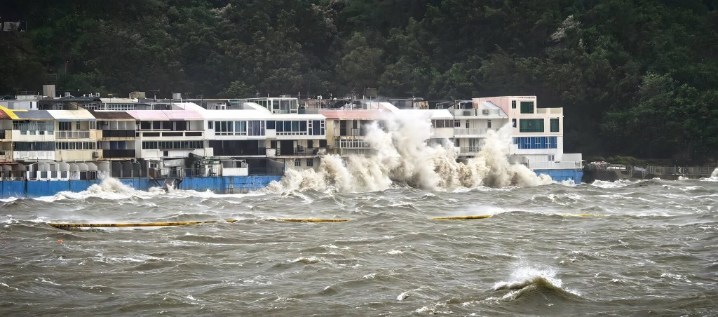 巨浪直撲長洲沿岸民房建築。FB「香港行山風景攝影會」Kwok Yung Chan圖片