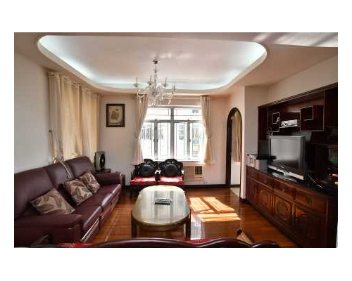 這個金碧大廈高層A室，實用面積1206方呎。