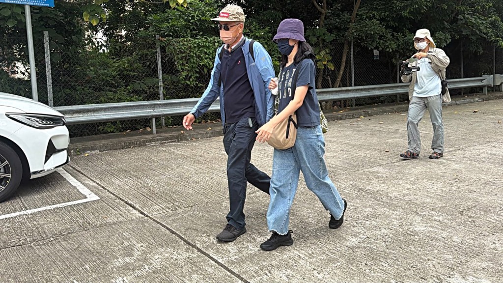女死者家屬認屍後離去。梁國峰攝 女死者家屬認屍後離去。梁國峰攝
