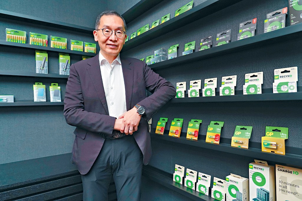 金山科技集團總經理利德裕指出,新版充電池的紙包裝,總重量比舊版減幅高達74%。