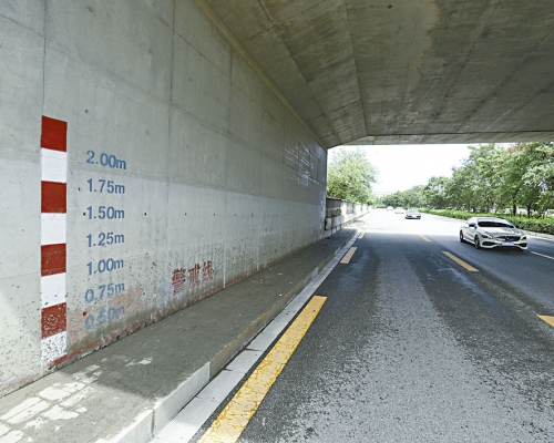 事发地的铁路桥昨午已恢复通行，洒水车正清除桥下淤泥和水迹。