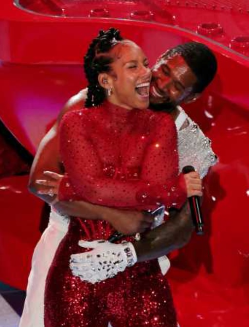 Usher邀得天后好友Alicia Keys助阵演出。
