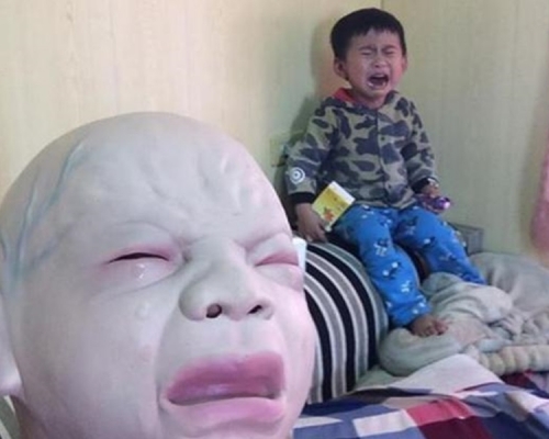 3歲兒子被嚇至退至牆角喪哭不停………。圖：爆廢公社