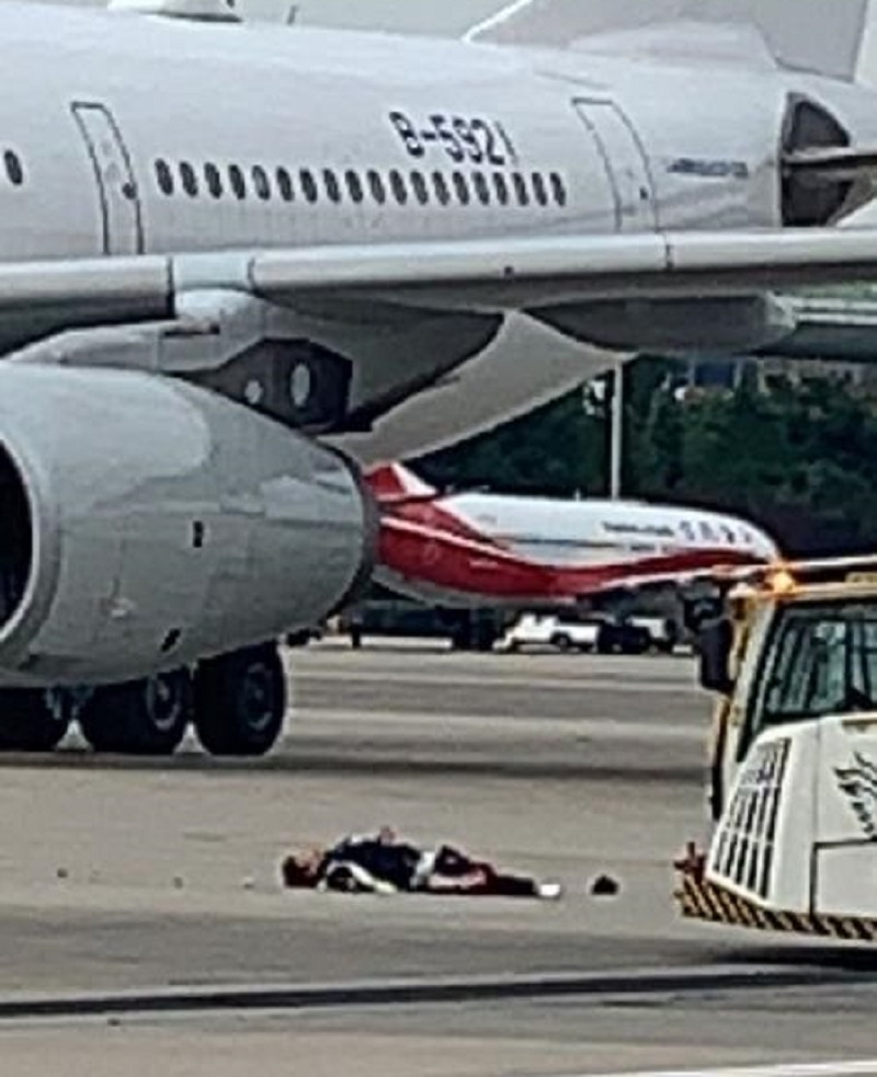 死者倒臥停機坪。網上圖片