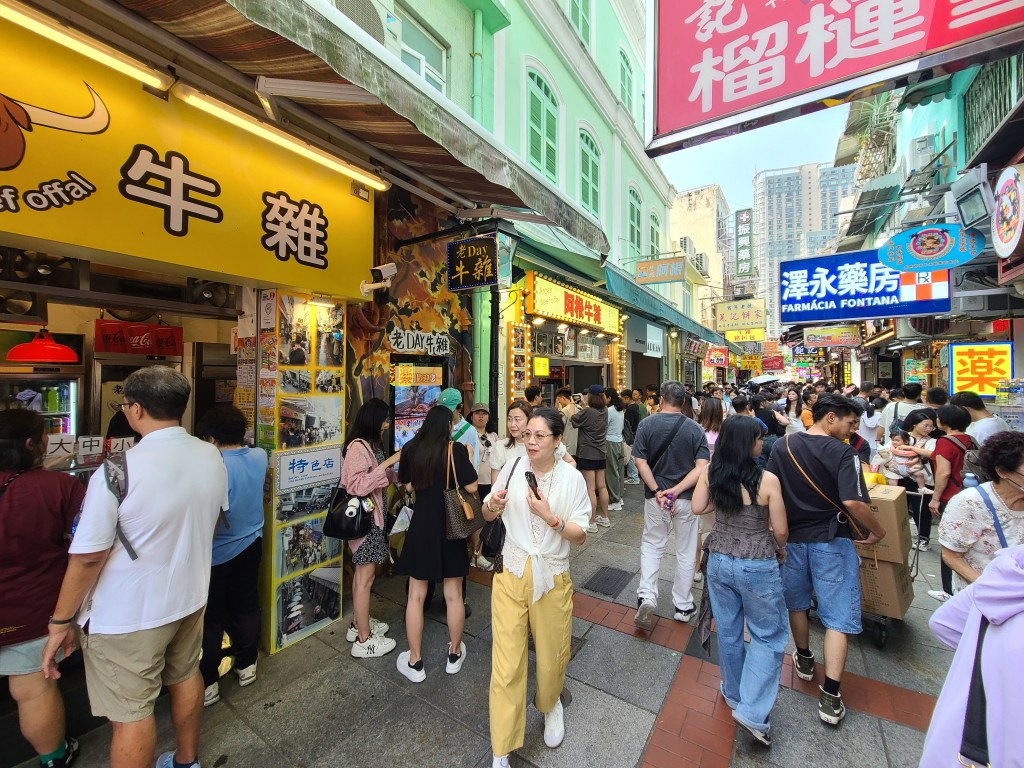 豬扒包、葡撻、牛雜、杏仁餅等街頭小吃「香港都有得吃」。