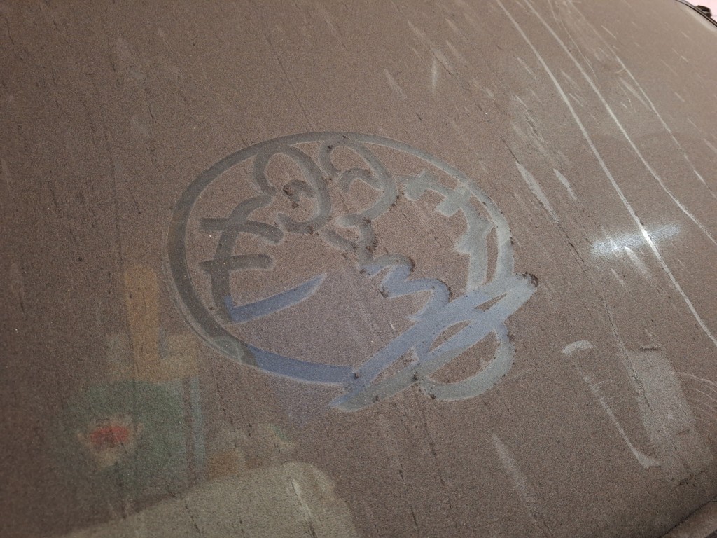 車頭被人用灰塵畫上「多啦A夢」圖案。 車頭被人用灰塵畫上「多啦A夢」圖案。