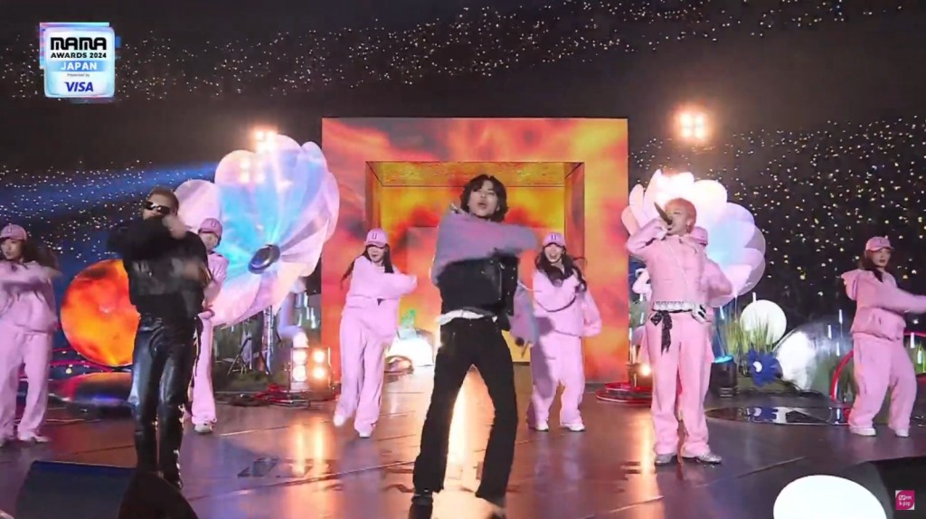 表演新歌《HOME SWEET HOME》。 表演新歌《HOME SWEET HOME》。