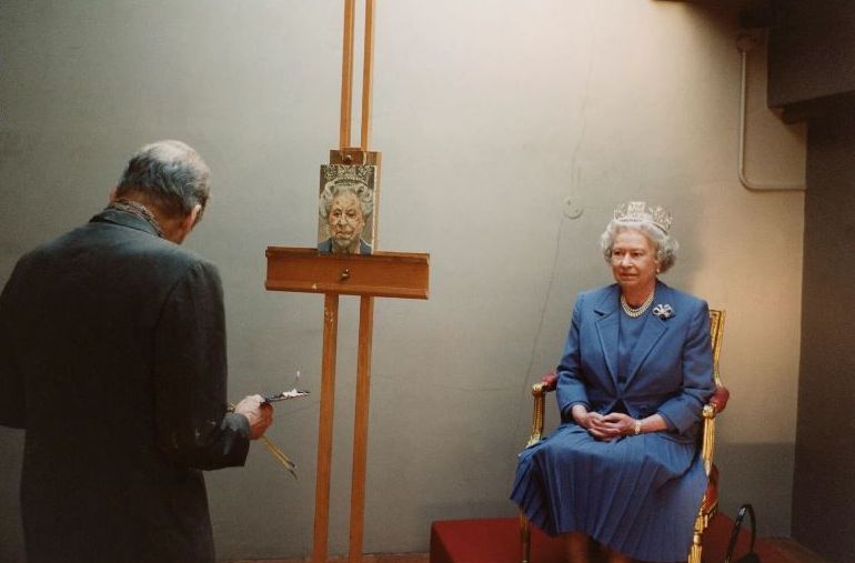 弗洛伊德替英女皇繪畫的情景。