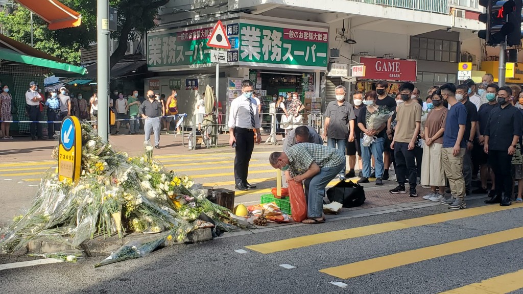 車禍死者的家人及親友在場拜祭，神情哀傷。