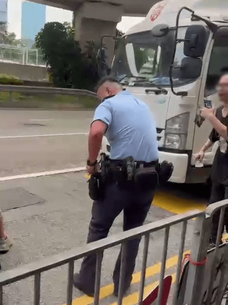 眼鏡男將身分證拾回，但繼續與警員爭執。