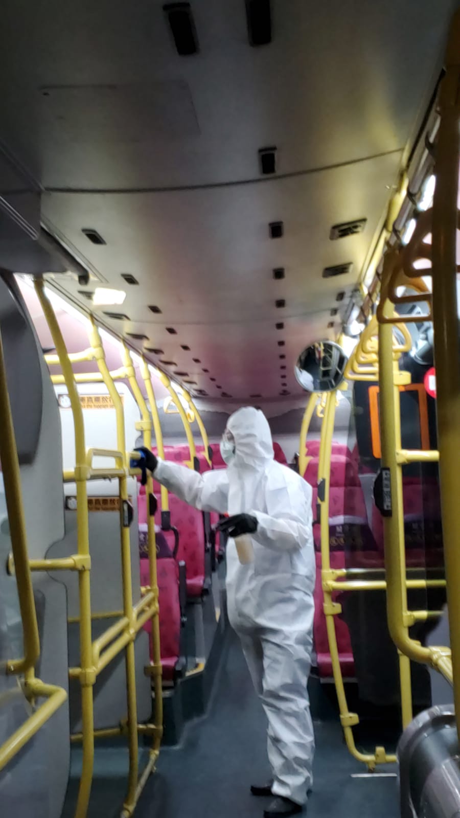 龍運安排員工徹底清潔及消毒E33線的巴士車廂。 龍運提供