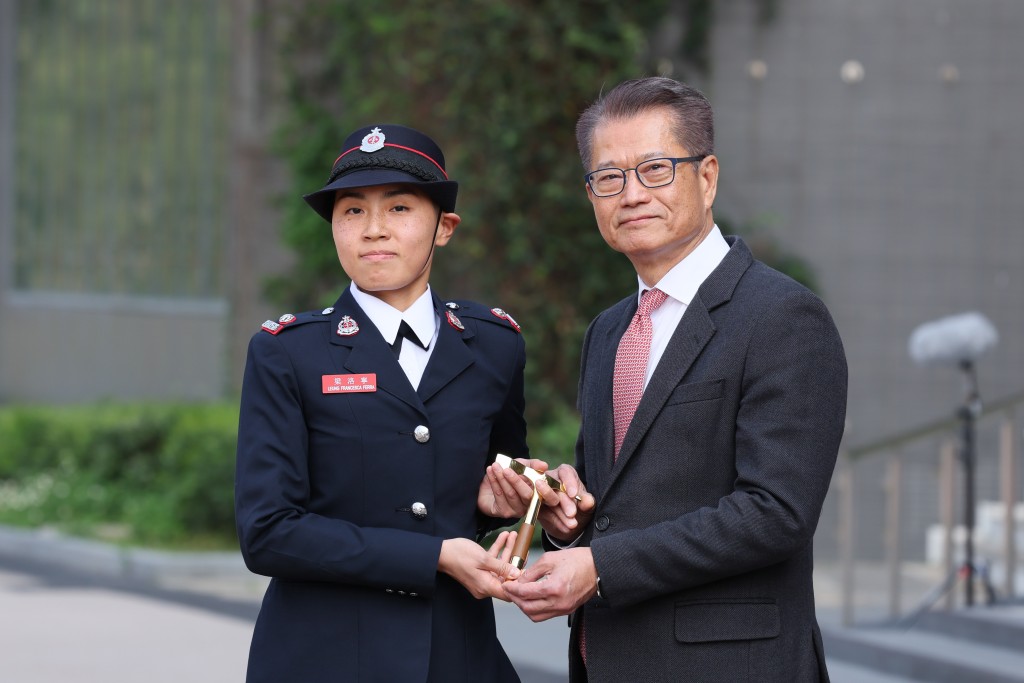 陈茂波（右）颁发最佳消防学官奖。