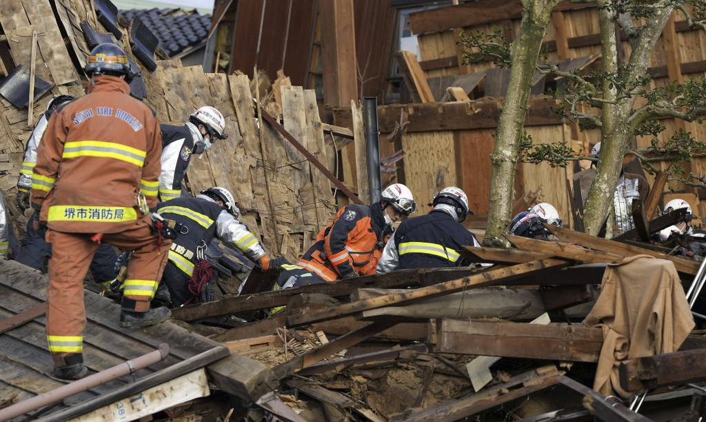 救援人員在日本石川縣輪島開展搜索行動。 美聯社