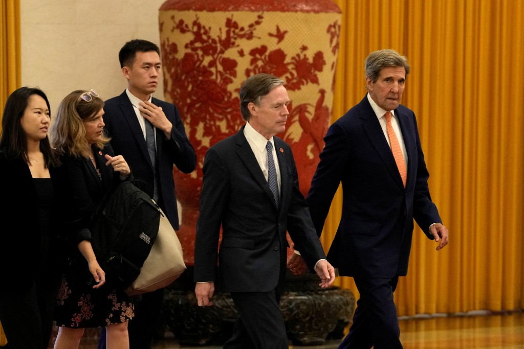 美国气候特使克里（右）与美国驻华大使伯恩斯抵达北京人民大会堂。路透社