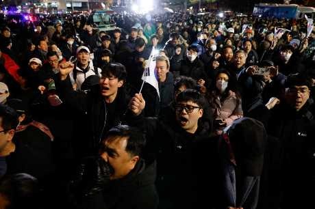 南韓民眾聚集國會外示威。路透社 南韓民眾聚集國會外示威。路透社