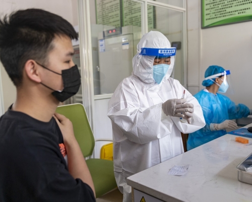  瑞麗市近日發現確診病例後，隨即啟動全民免費接種疫苗工作。新華社