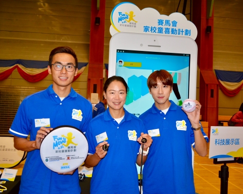 崔浩然(右)、李嘉文(中)和三項鐵人代表羅亮添(左)，昨於中大出席賽馬會家校童喜動計畫啟動禮。梁柏琛攝