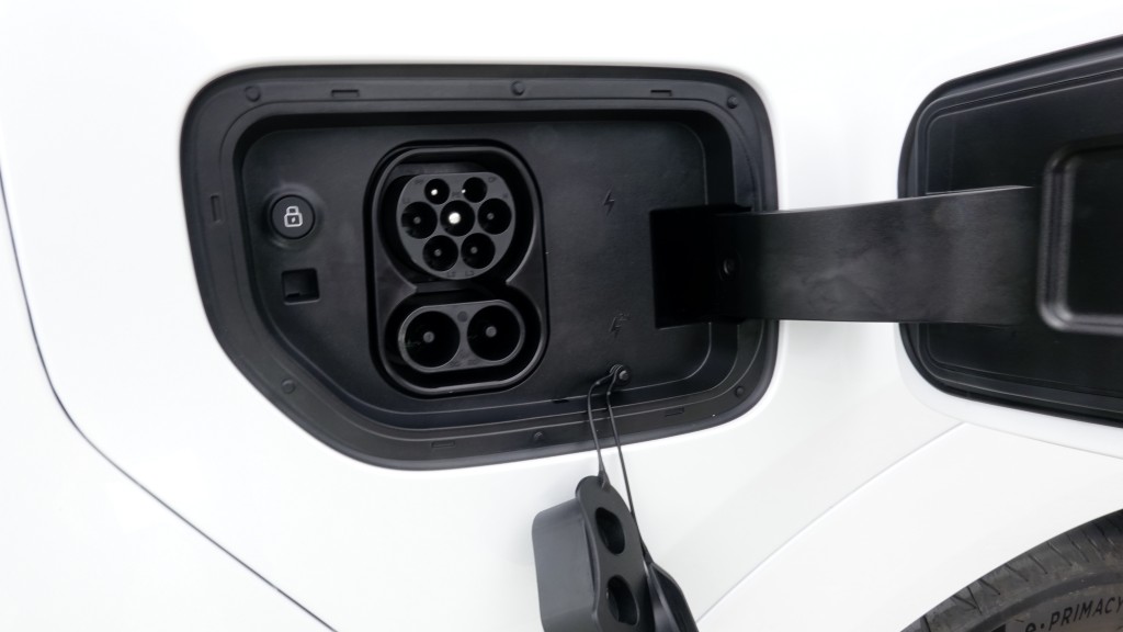 純電動豪華MPV小鵬X9 610 Pro長續航版，內置快慢充電插座可支援330kW DC快充，需時約20分鐘。