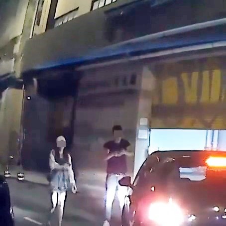 元朗一名躁漢前日(13日)凌晨疑發酒癲 當街打女人,掌摑女伴後還當眾高喊「全 部攞刀過嚟」。網民看不過眼打女人的行 為,苦勸女事主:「女人要自愛呀」。fb「車cam L(香港群組)」截圖 元朗一名躁漢前日(13日)凌晨疑發酒癲 當街打女人,掌摑女伴後還當眾高喊「全 部攞刀過嚟」。網民看不過眼打女人的行 為,苦勸女事主:「女人要自愛呀」。fb「車cam L(香港群組)」截圖