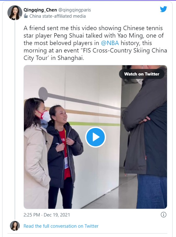 《環球時報》英文版記者陳青青今日在Twitter發佈彭帥在上海與姚明交談的短片及相片。(Twitter截圖)