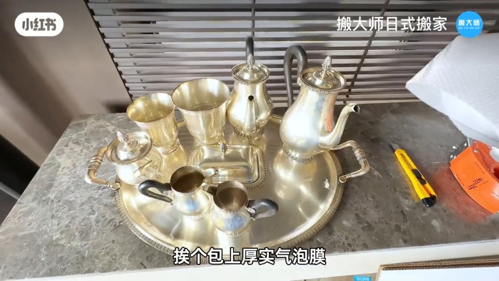 就连茶具及餐具都用上银器。