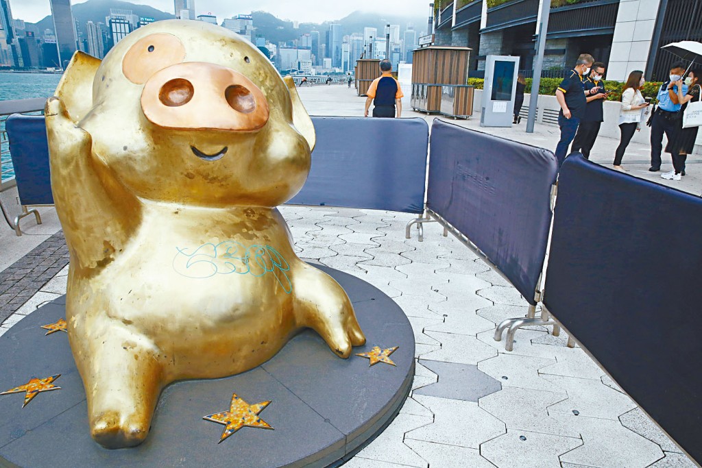 尖沙嘴星光大道擺放的卡通人物「麥兜」銅像肚部位置遭人塗鴉。
