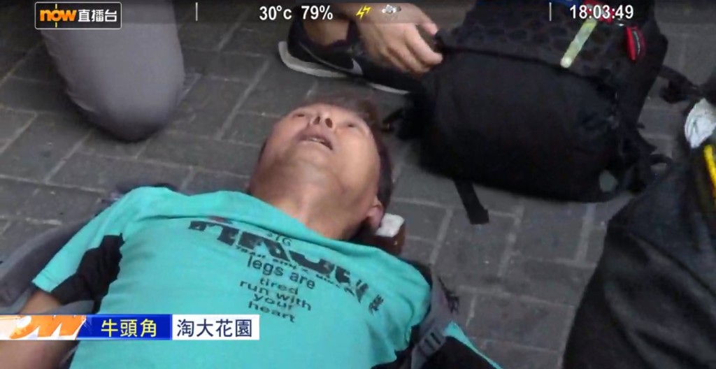 男子被抗議人群拳打腳踢倒地。NOWTV截圖